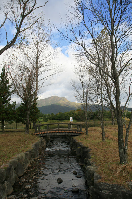 小川の向こうに見える蒜山の山々