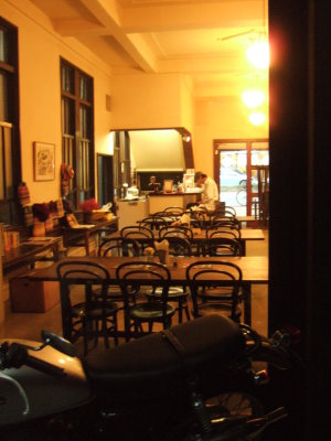 禁酒会館の１階にある洒落た喫茶店